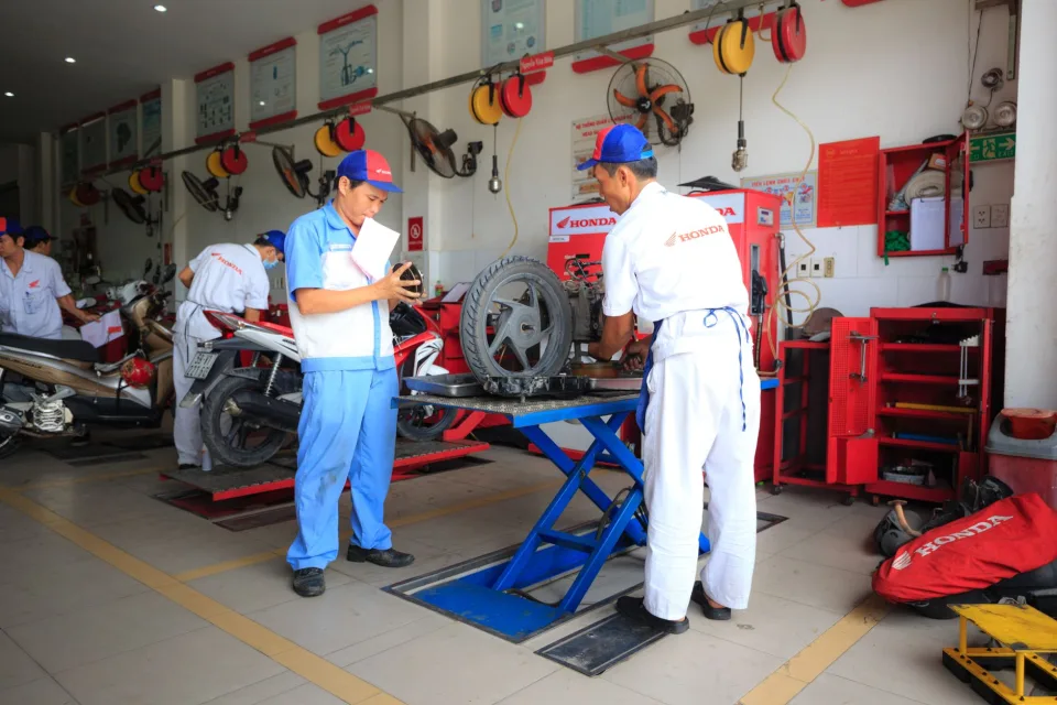 Xe máy trong xưởng